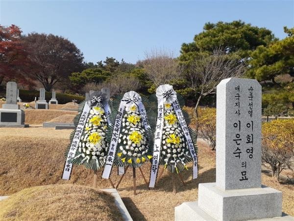 이회영 묘 - 헌화 - 2022.1117.jpg